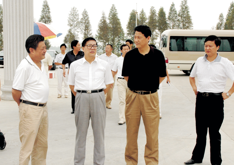  2006年9月1日，湖北省委常委、統(tǒng)戰(zhàn)部部長蘇曉云蒞臨我公司考察，張嗣義書記陪同