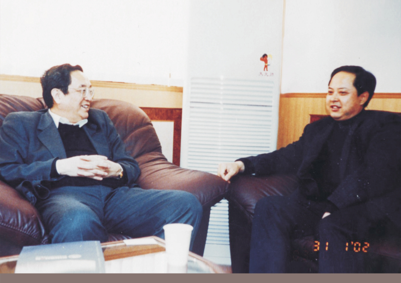 2002年1月31日，中央政治局委員、湖北省委書(shū)記俞正聲在省委辦公室親切接見(jiàn)舒心先生 