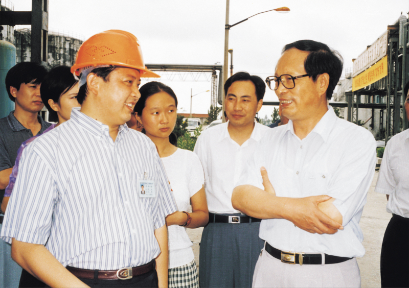 1998年8月1日，湖北省委書(shū)記賈志杰在舒心先生的陪同下，對(duì)我公司進(jìn)行了視察